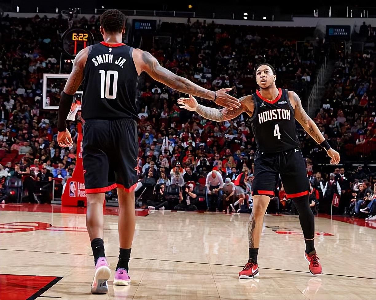 世界杯手机观看app下载-球队的进攻如此混乱，结果火箭却让全队唯一一名控卫去蹲底角？